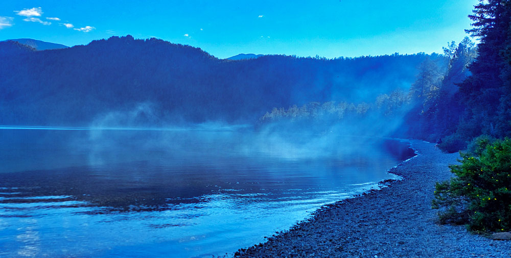 Алтай Нижнее Мультинское озеро туман над водой