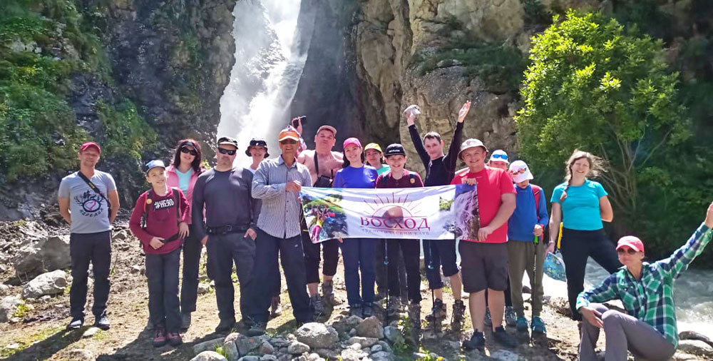 Туристы возле водопада Укю Турклуб Восход Безенги водопад Укю