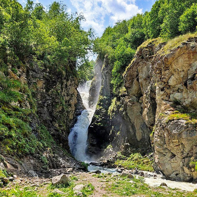 Водопад Укю спрятался в узком ущелье Безенги ущелье Думала водопад Укю июнь