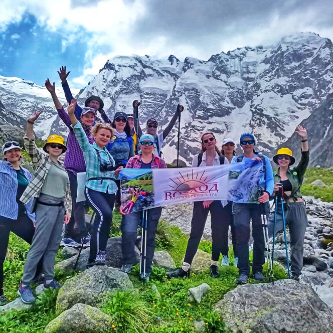 Туристы турклуба Восход идут к Северной стене Турклуб Восход Безенги Северная стена Мижирги