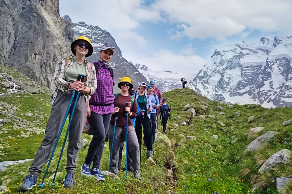 На тропе в ущелье Безенги треккинг поход туристы лето