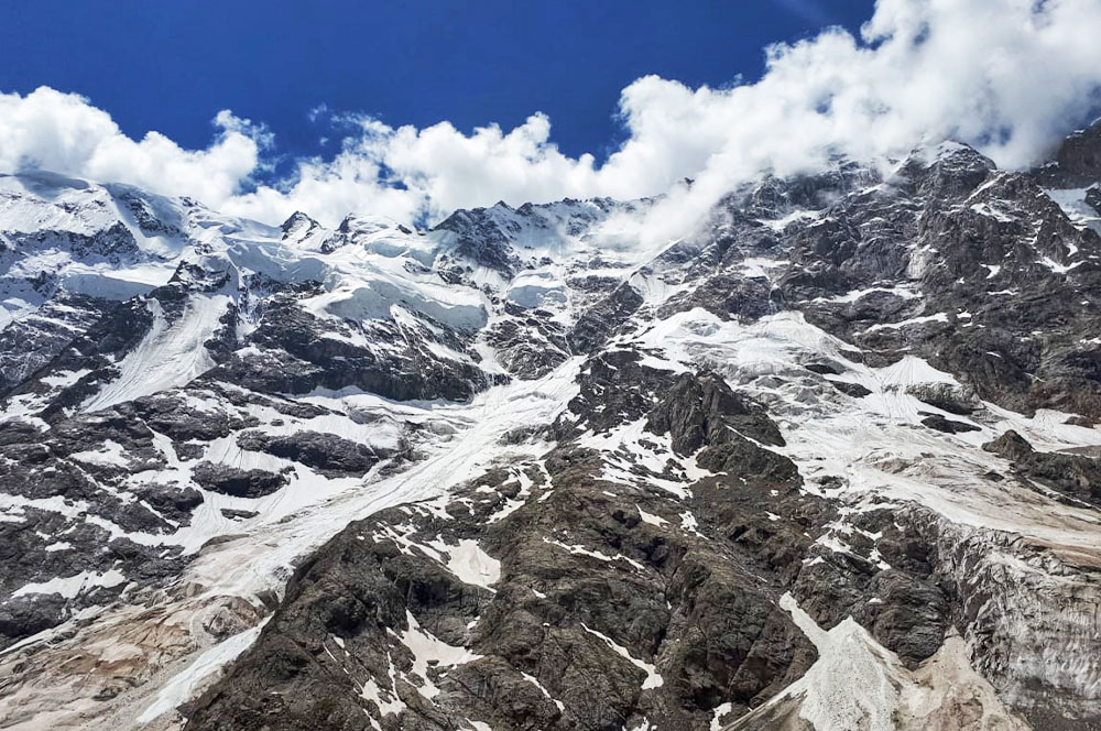Облака над снежными горами Безенги Северная стена тур поход облака
