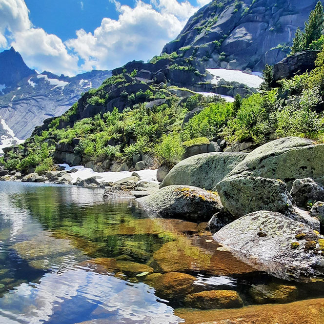 Ергаки озеро камни лето