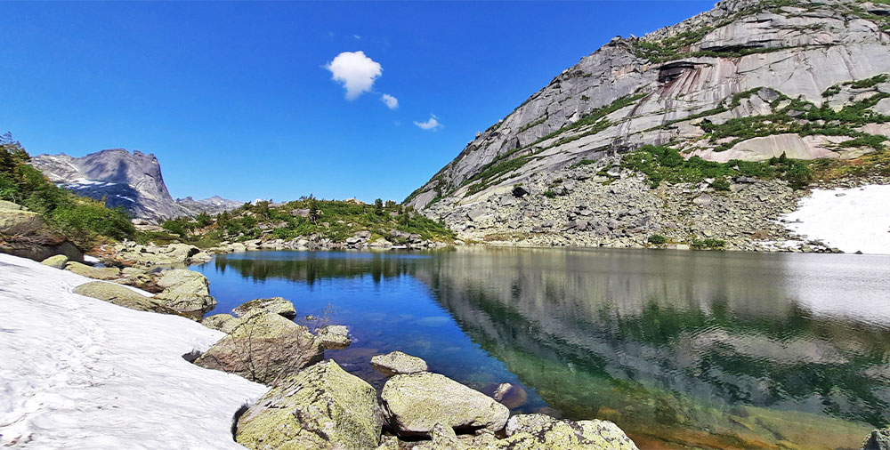 Ергаки озеро снег