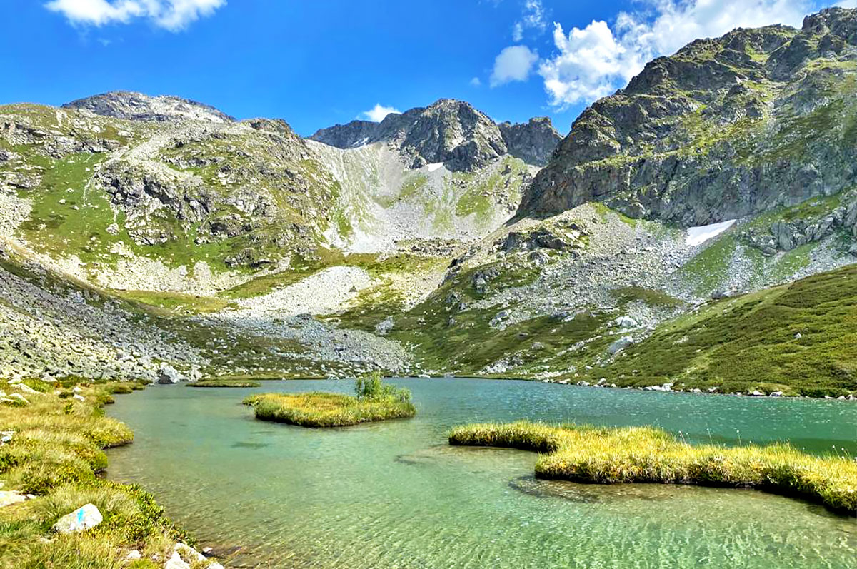 Кавказ Архыз озеро с островками кувшинками