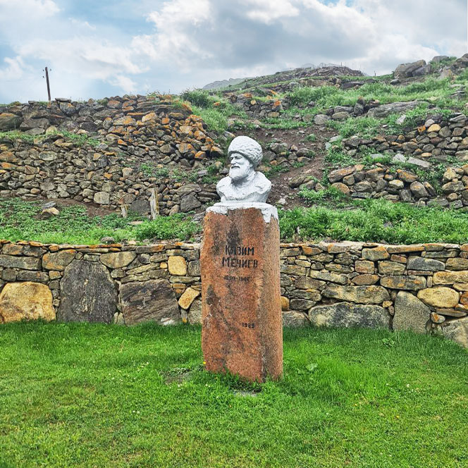 Шики бюст Кязима Мечиева