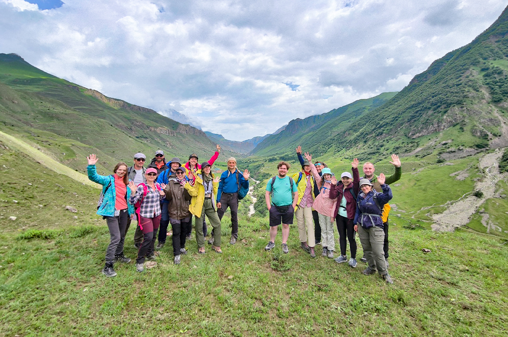 Безенги туристы горы компания отдых