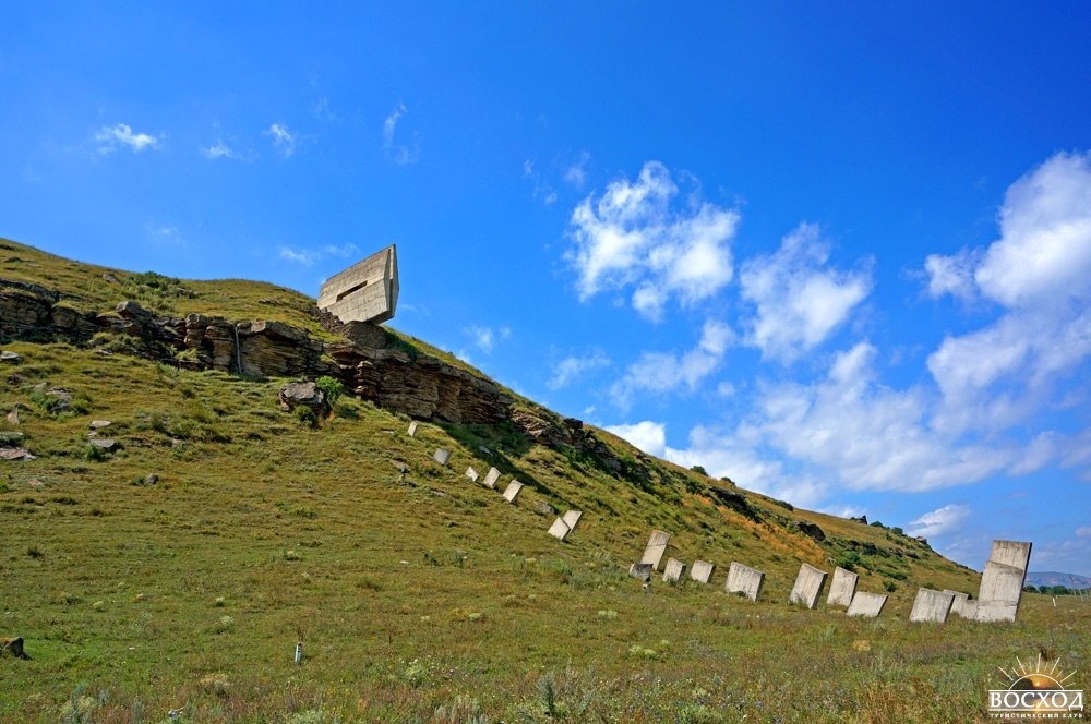Музей-памятник защитникам перевалов Кавказа. Бетонные столбы