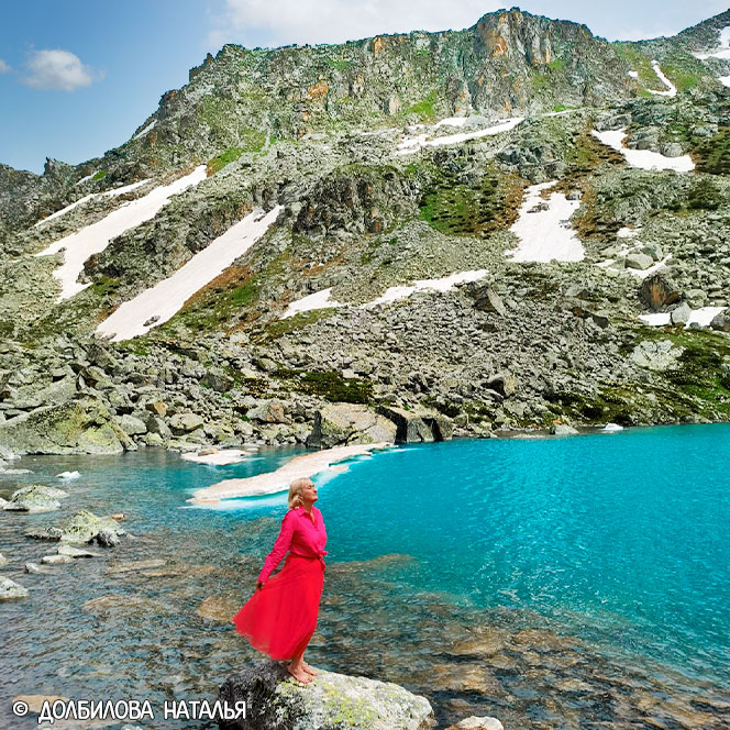Аксаут  горное озеро Баймурзы девушка в красном платье
