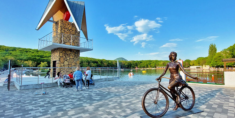 Курортное озеро девушка на велосипеде