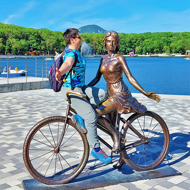 Курортное озеро девушка велосипед фото