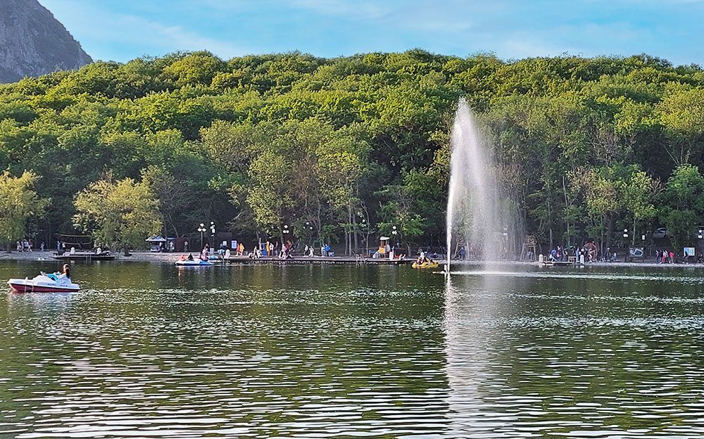 Фонтан в центре водоема Железноводск Курортное озеро фонтан фото