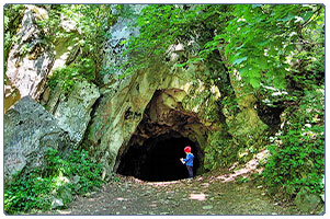 Пещера в парке Железноводска снимок
