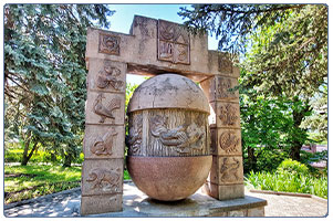 Скульптура Знаки зодиака в Курортном парке снимок