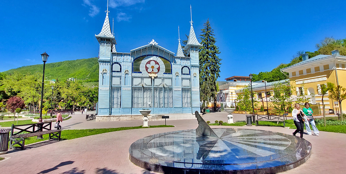 Лермонтовская галерея Пятигорск лето