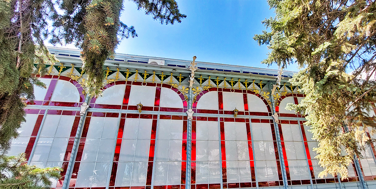 Витражные красные стекла