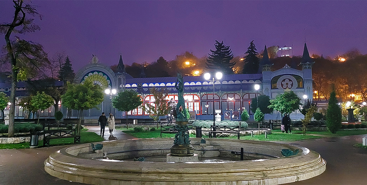 Парк Цветник  Лермонтовская галерея ночью