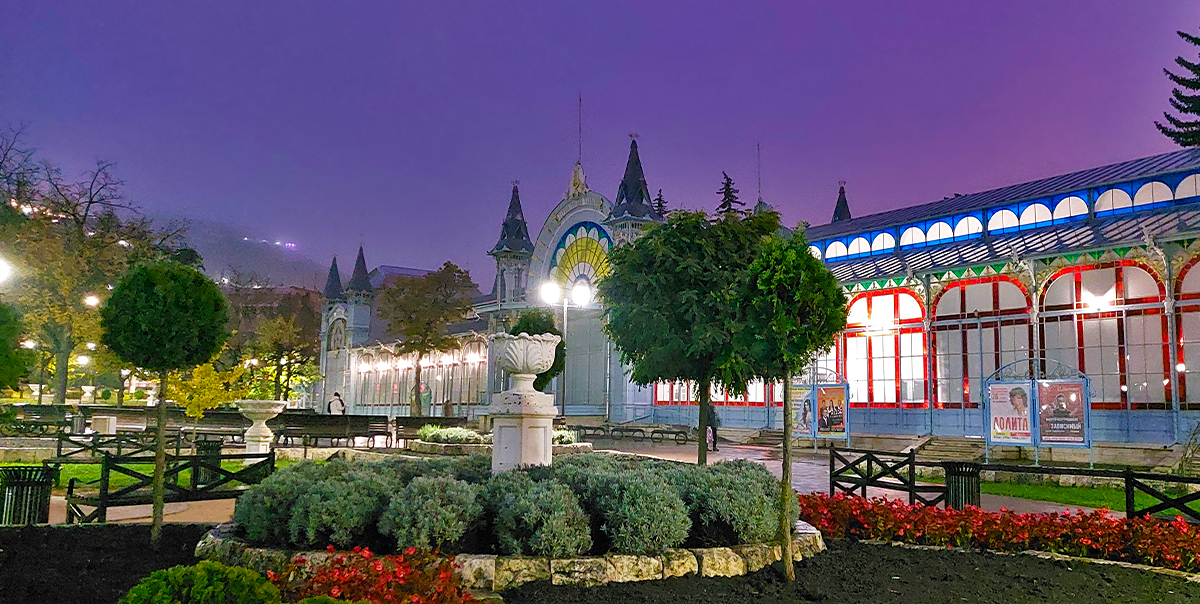 Парк Цветник  Лермонтовская галерея с подсветкой