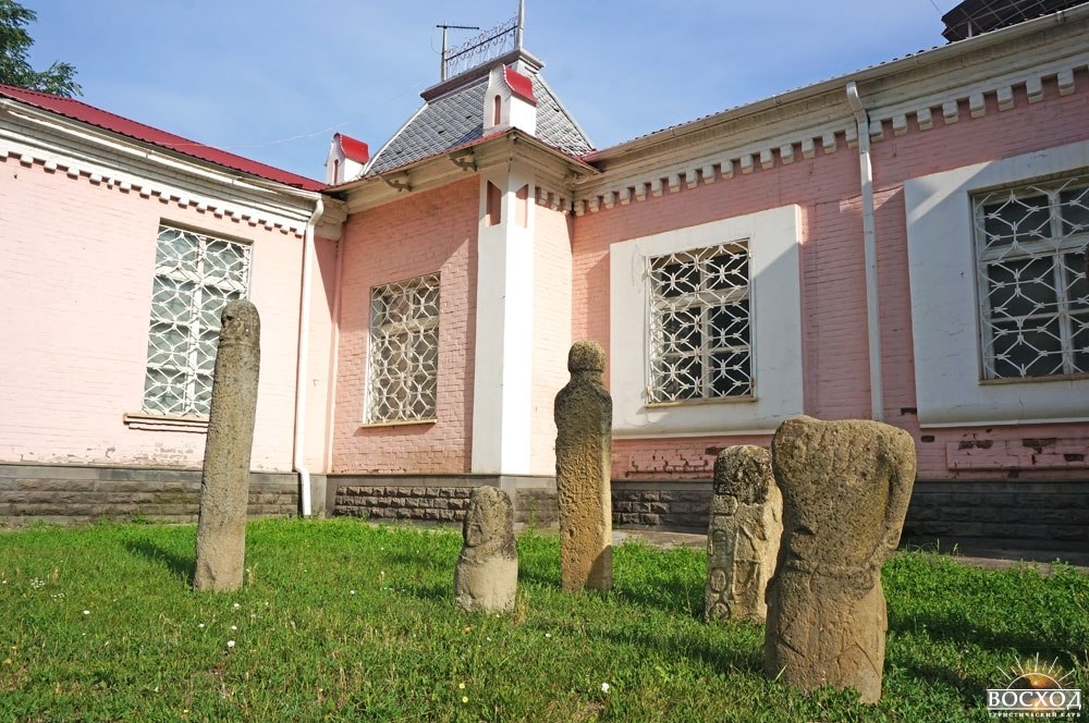 Черкесск. Краеведческий музей. Каменные бабы возле музея