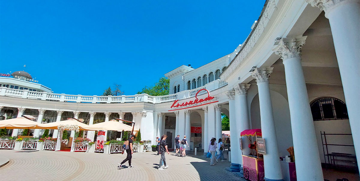 Площадь перед достопримечательностью Кисловодск Колоннада фотография