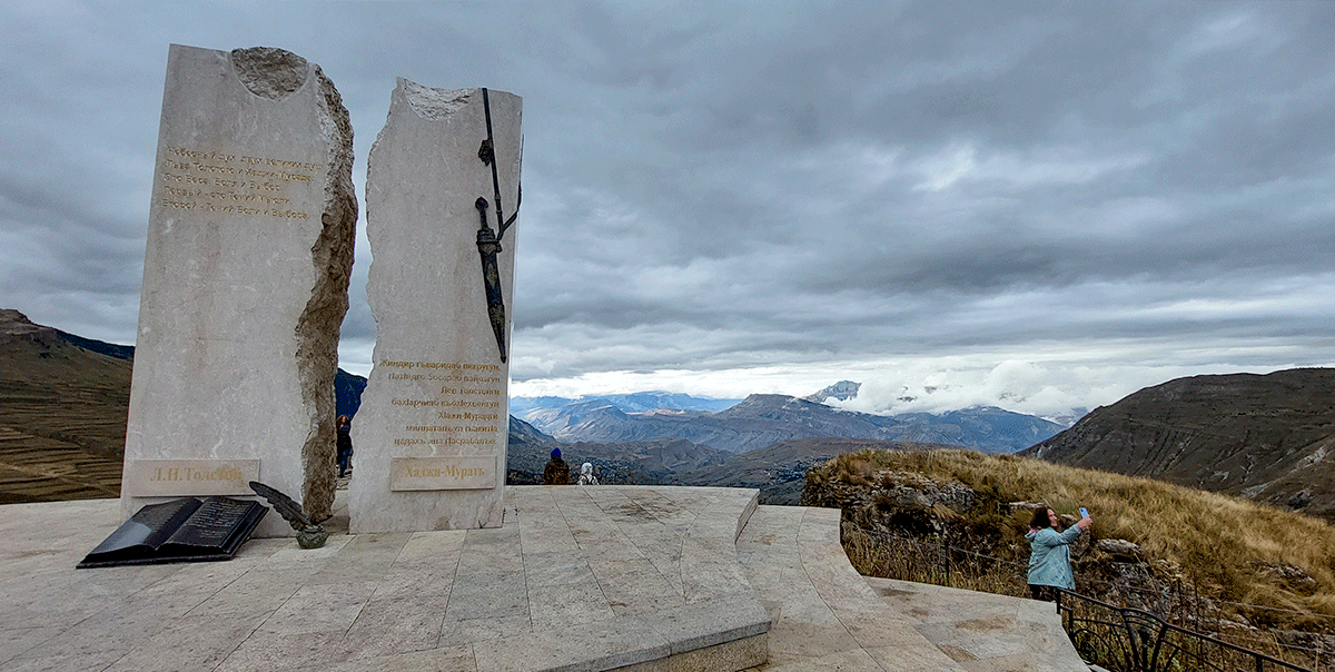 Памятник великому поэту