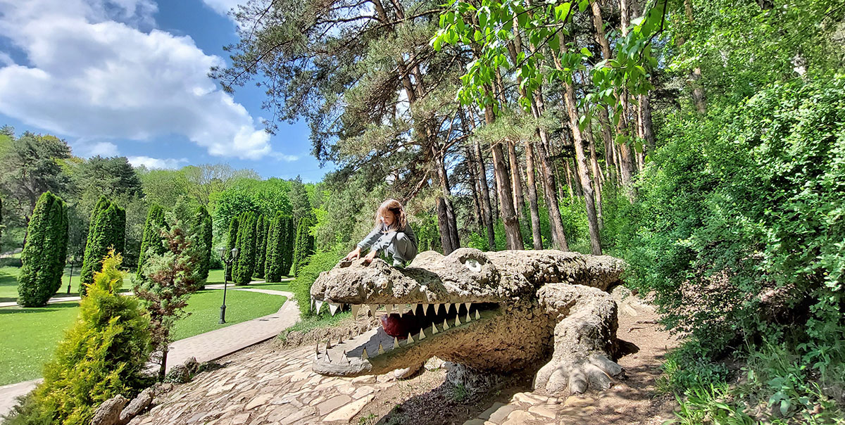 Кисловодский парк крокодил весна