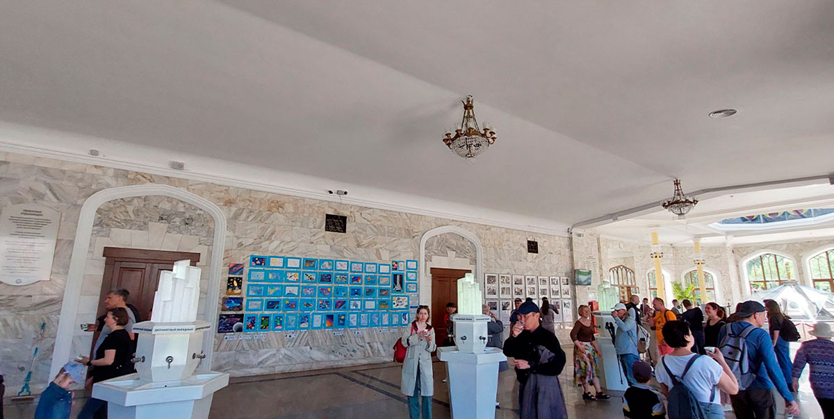 Нарзанная галерея внутри люди