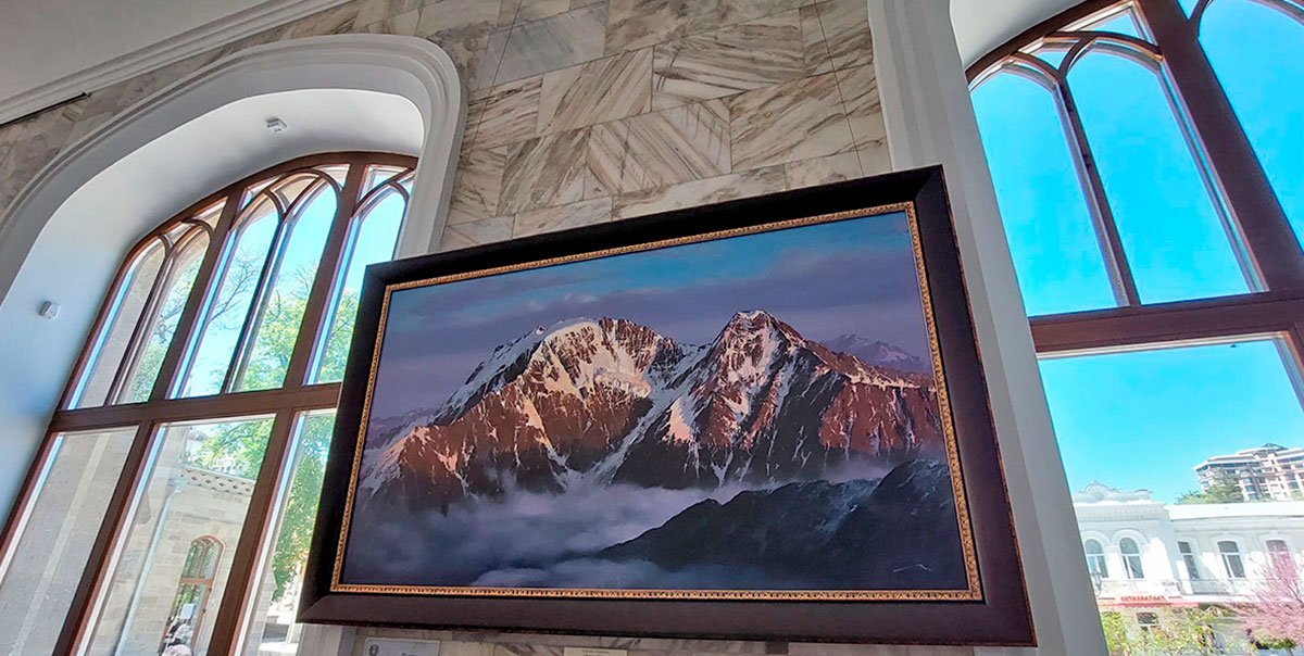 Нарзанная галерея внутри картина Кавказ