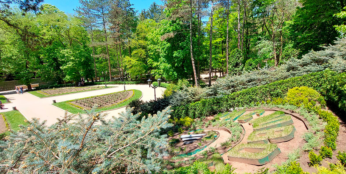 Вид на достопримечательность сверху Цветочный календарь парк Кавминводы