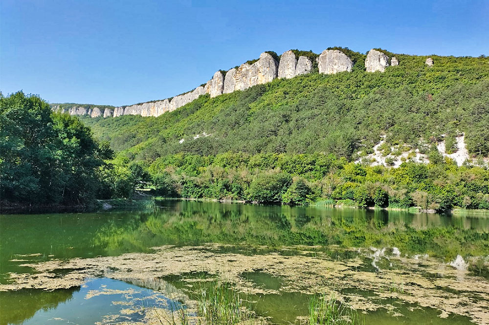 Мангуп кале село ходжа сала. Бахчисарай озеро Мангуп. Ходжа-сала Мангуп-Кале. Мангуп Кале озеро. Мангуп-Кале в Крыму.