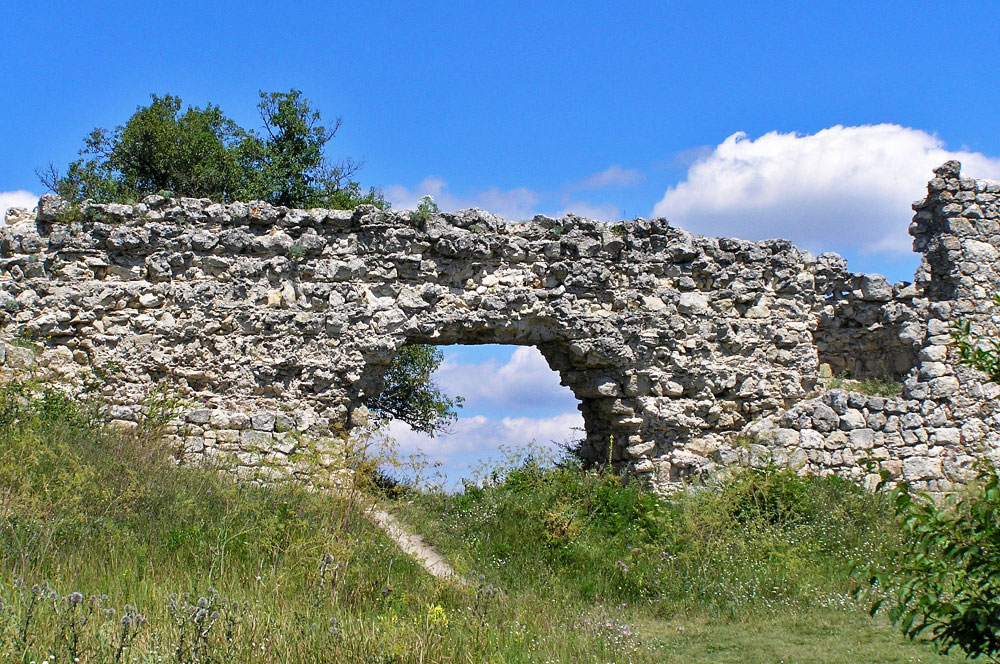 Крепость каменная арка