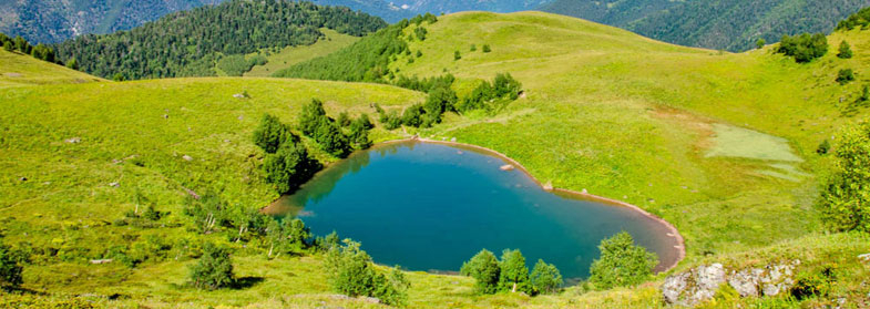 Архыз горное озеро в форме сердечка