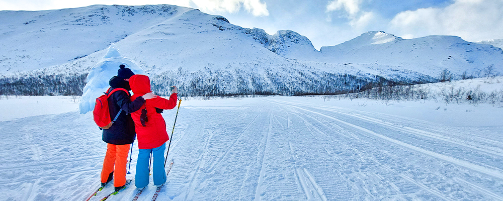 Туристы зима лыжи парень девушка
