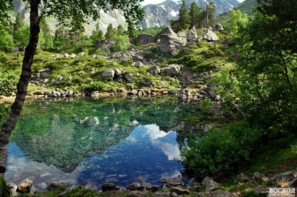 Архыз озеро Орленок в окружении сосен
