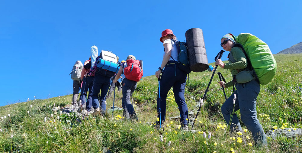 Начало подъема на перевал от Кедровых стоянок Перевал Кара-Тюрек туристы подъем