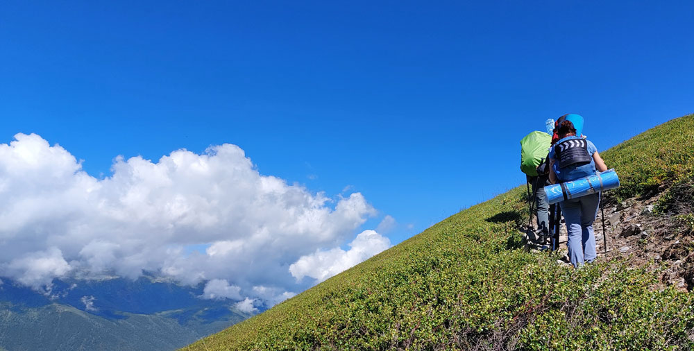 Со стороны Кедровых стоянок набор высоты составляет около 1000 м Алтай туристы тропа подъем