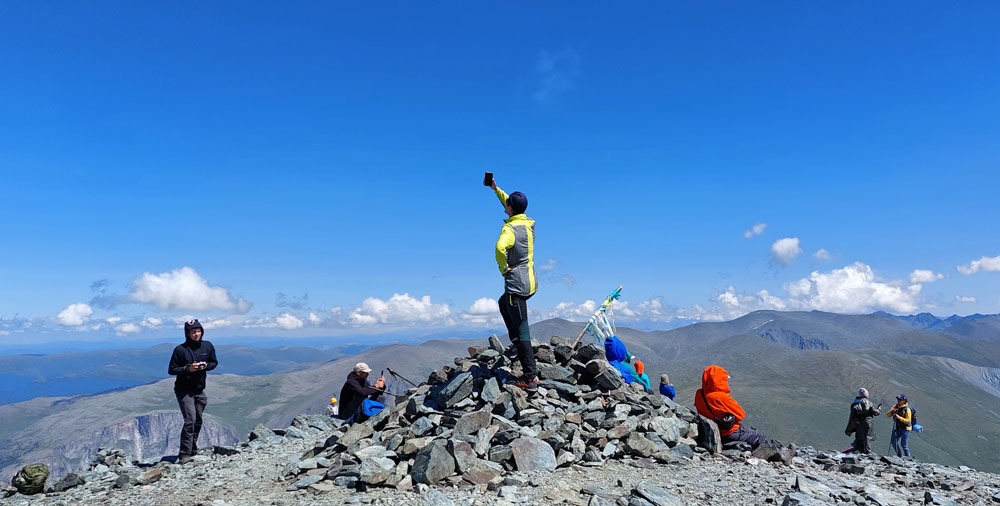 Кто-то пытается поймать связь Алтай перевал Кара-Тюрек мобильная связь