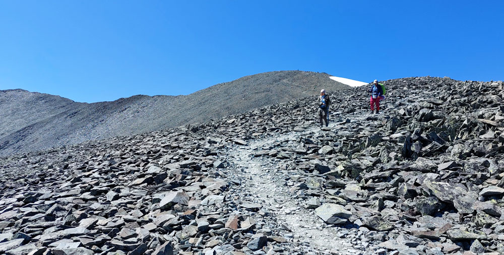 Тропа поначалу каменистая Алтай перевал Кара-Тюрек тропа каменистая