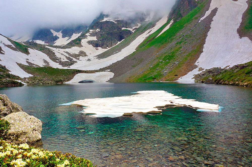 Архыз Семицветное озеро льдины