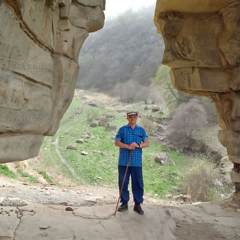 Уникальная каменная арка Актопрак каменная арка турист фото