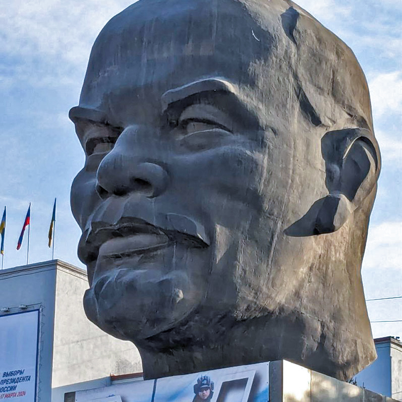 Огромная постройка Бурятия голова Ленина
