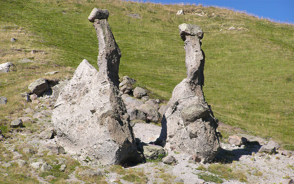 Приэльбрусье Джилы-Су каменные замки зубы дракона
