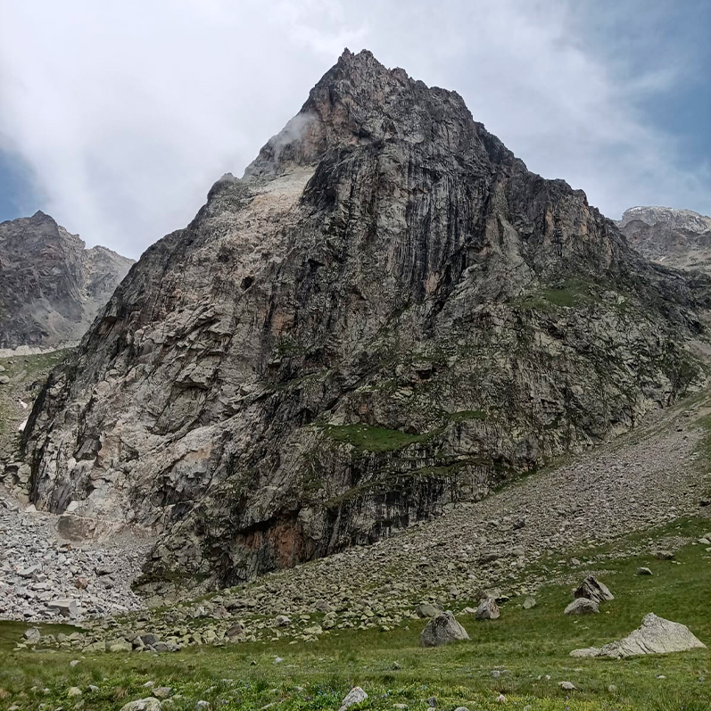 По скале проложены марштруты БЕзенги скала Шлем скала