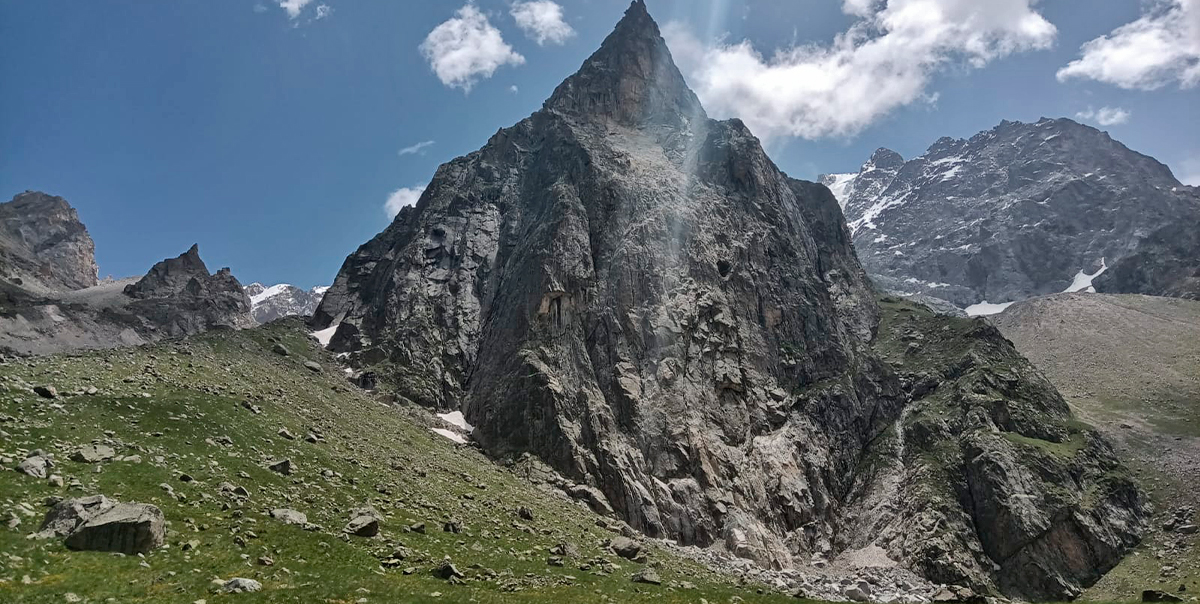 Для покорения вершины есть специальные маршруты Безенги скала Шлем поход