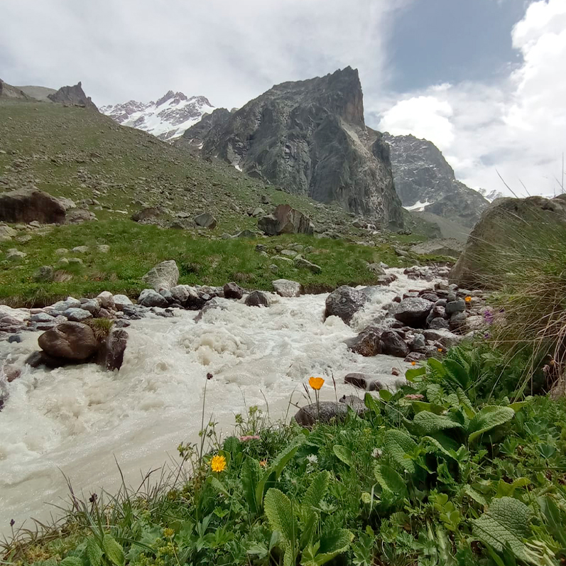 Сложности питчей составляют от 4А до 6А Безенги скала Шлем треккинг
