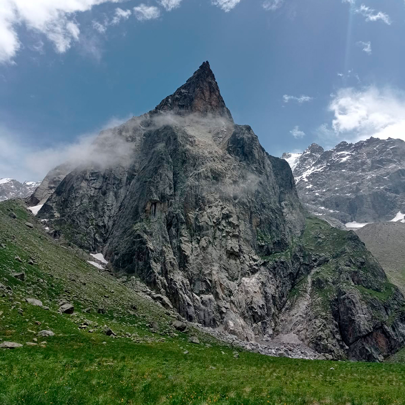 Река у подножия Безенги горы реки