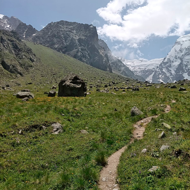 Налетают облака Треккинг Безенги скала Шлем