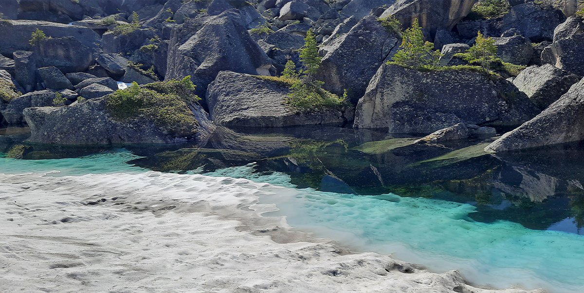 Ергаки камни снег лазурная вода