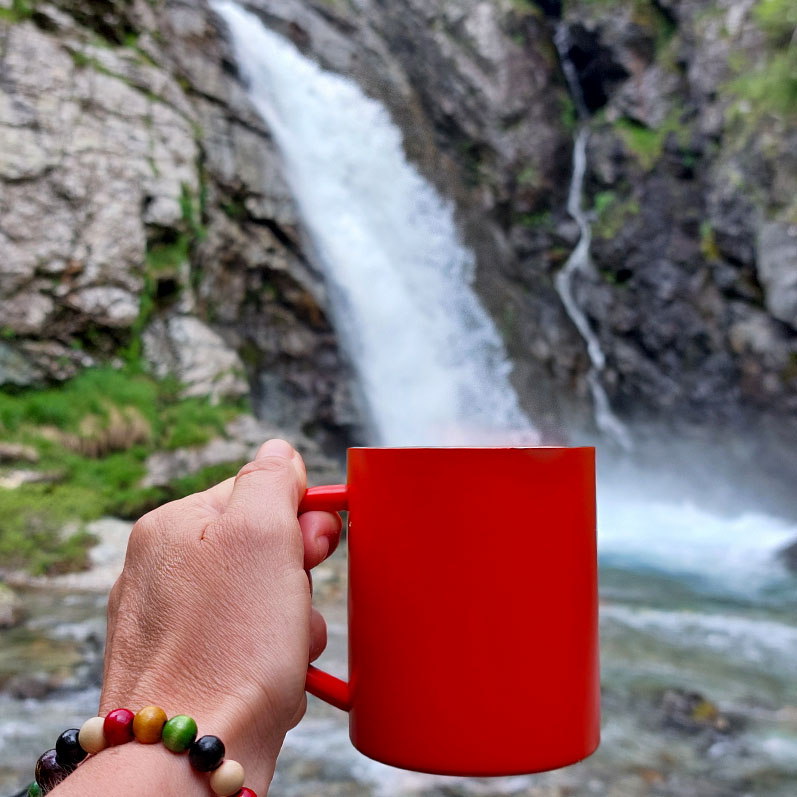 Возьмем домой немного! Вода из водопада льется в кружку