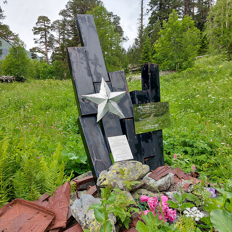 По пути будет памятник Защитникам перевалов Кавказа Памятник защитникам перевалов Кавказа КЧР Авидзба